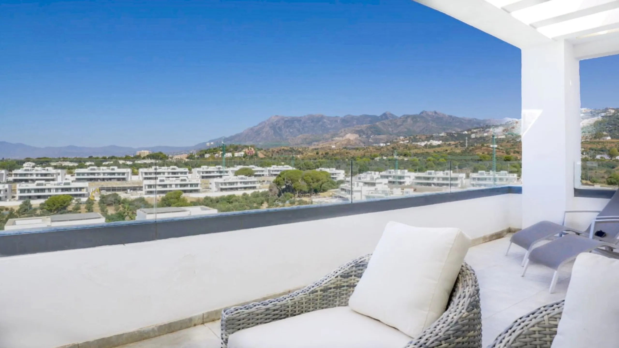 The contemporary 3-bedroom duplex penthouse with terrace and roof terrace - both with panoramic views of the mountains and the Mediterranean -  is located in one of the most sought-after locations surrounded by the fairways of the Santa Clara Golf Course 