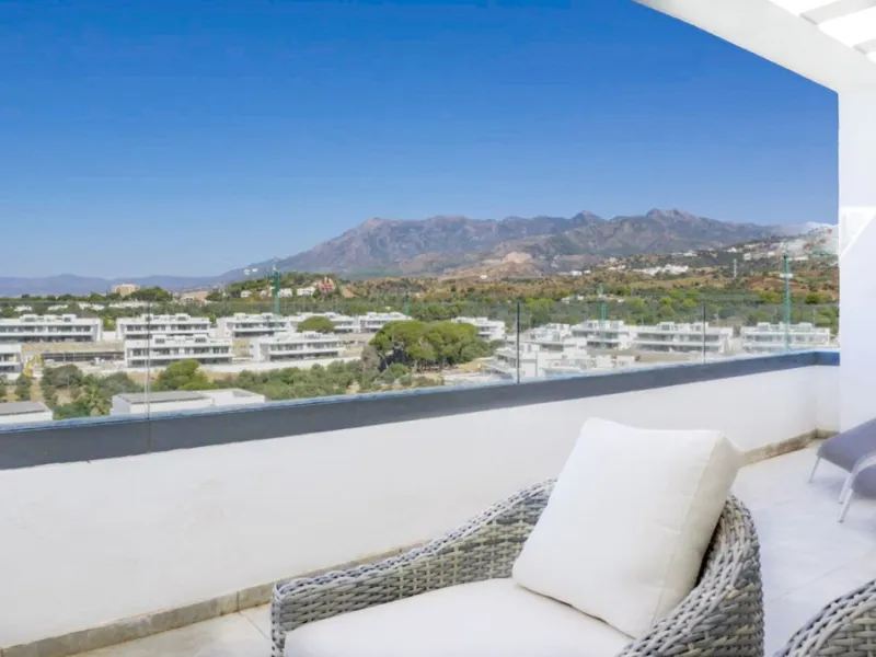 The contemporary 3-bedroom duplex penthouse with terrace and roof terrace - both with panoramic views of the mountains and the Mediterranean -  is located in one of the most sought-after locations surrounded by the fairways of the Santa Clara Golf Course 