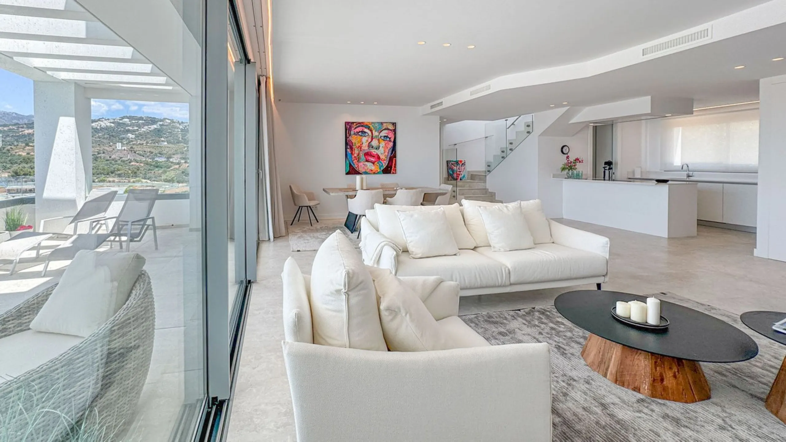 The contemporary 3-bedroom duplex penthouse with terrace and roof terrace - both with panoramic views of the mountains and the Mediterranean -  is located in one of the most sought-after locations surrounded by the fairways of the Santa Clara Golf Course 
