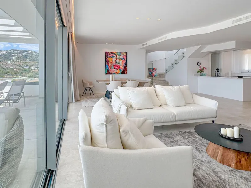 The contemporary 3-bedroom duplex penthouse with terrace and roof terrace - both with panoramic views of the mountains and the Mediterranean -  is located in one of the most sought-after locations surrounded by the fairways of the Santa Clara Golf Course 
