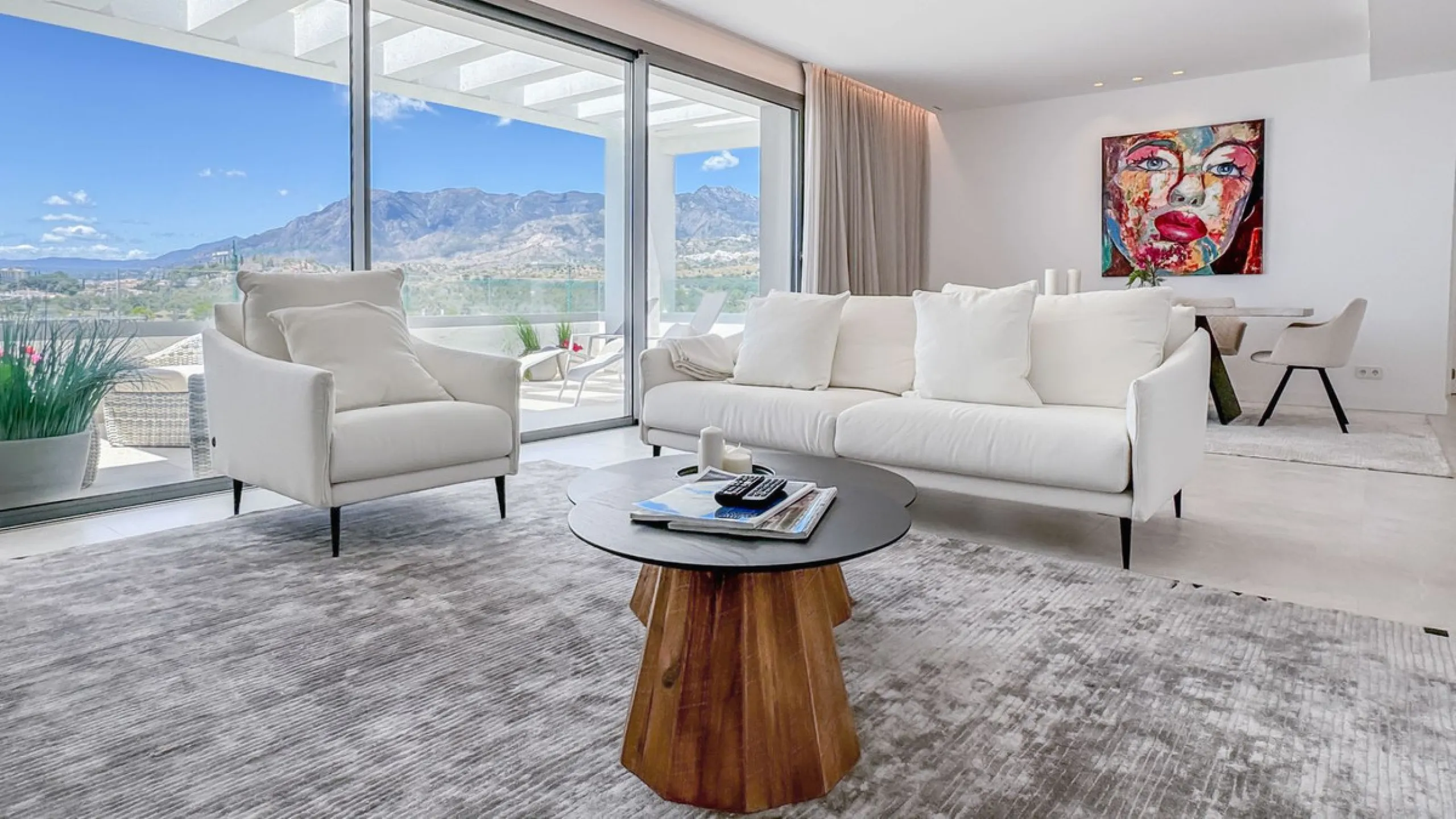 The contemporary 3-bedroom duplex penthouse with terrace and roof terrace - both with panoramic views of the mountains and the Mediterranean -  is located in one of the most sought-after locations surrounded by the fairways of the Santa Clara Golf Course 