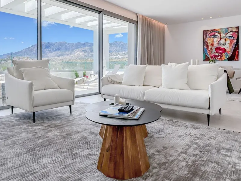 The contemporary 3-bedroom duplex penthouse with terrace and roof terrace - both with panoramic views of the mountains and the Mediterranean -  is located in one of the most sought-after locations surrounded by the fairways of the Santa Clara Golf Course 