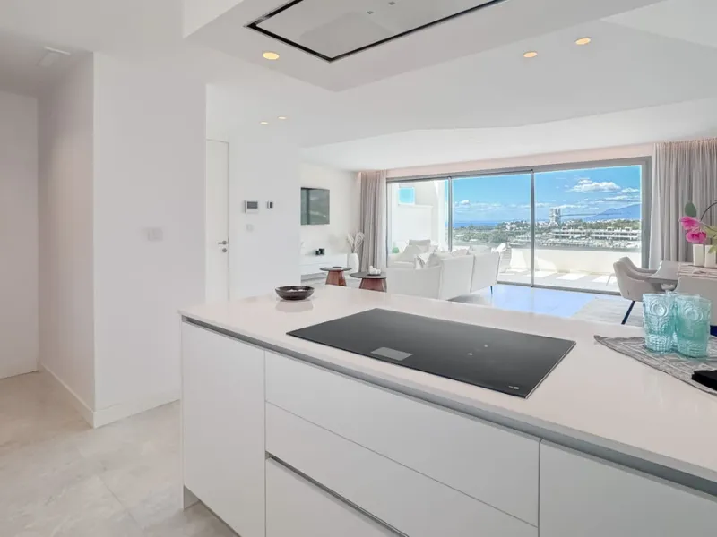 The contemporary 3-bedroom duplex penthouse with terrace and roof terrace - both with panoramic views of the mountains and the Mediterranean -  is located in one of the most sought-after locations surrounded by the fairways of the Santa Clara Golf Course 