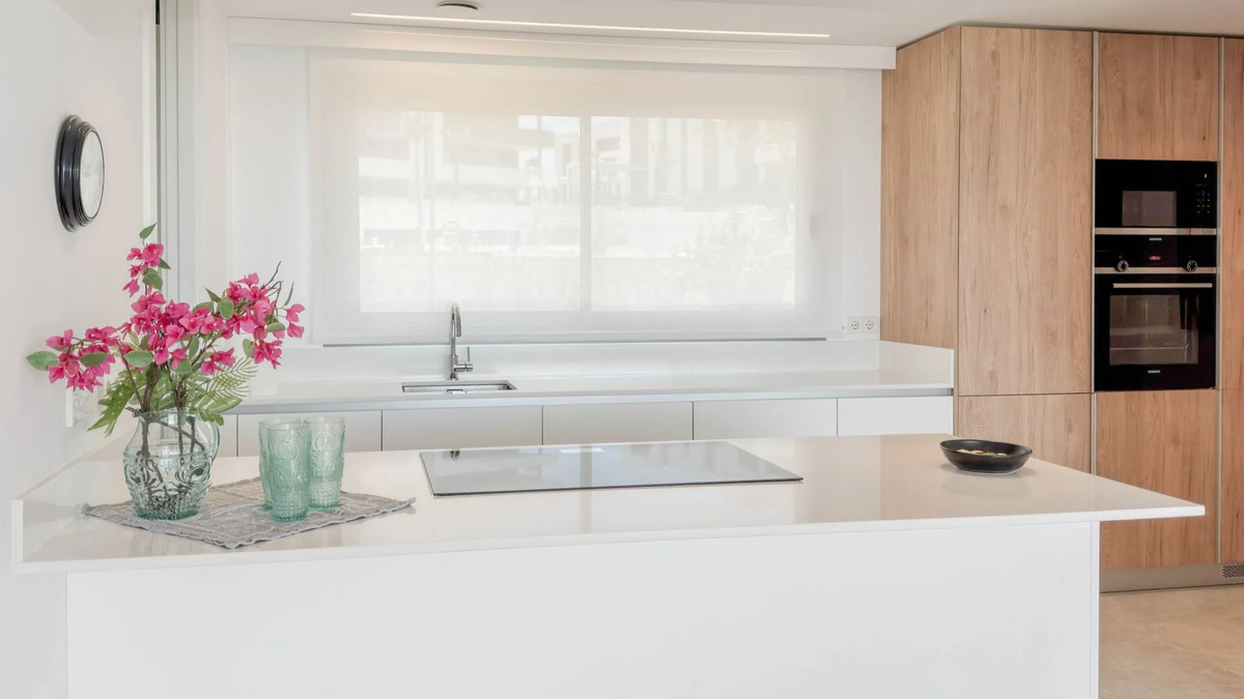 The contemporary 3-bedroom duplex penthouse with terrace and roof terrace - both with panoramic views of the mountains and the Mediterranean -  is located in one of the most sought-after locations surrounded by the fairways of the Santa Clara Golf Course 