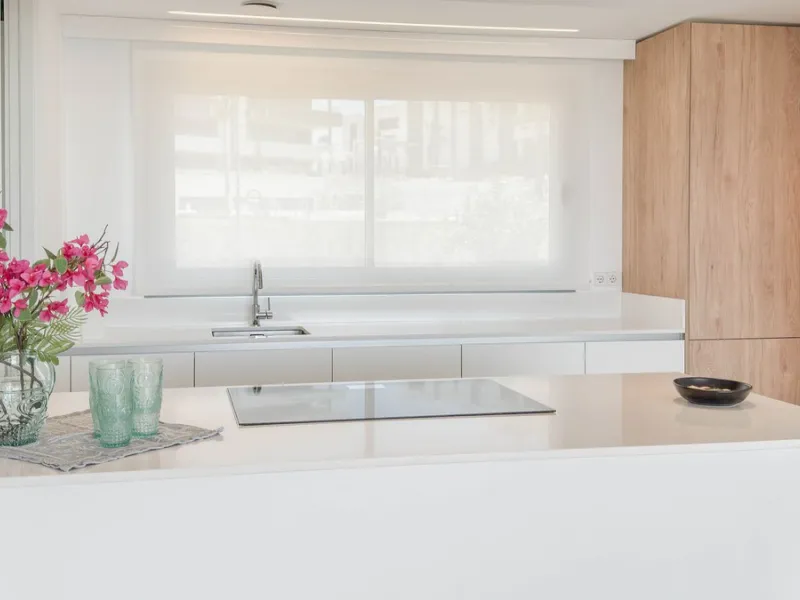 The contemporary 3-bedroom duplex penthouse with terrace and roof terrace - both with panoramic views of the mountains and the Mediterranean -  is located in one of the most sought-after locations surrounded by the fairways of the Santa Clara Golf Course 