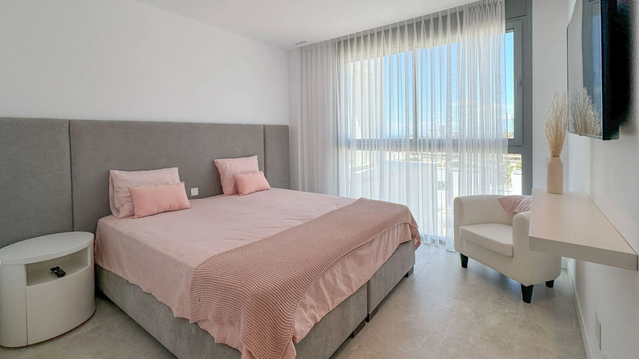 The contemporary 3-bedroom duplex penthouse with terrace and roof terrace - both with panoramic views of the mountains and the Mediterranean -  is located in one of the most sought-after locations surrounded by the fairways of the Santa Clara Golf Course 