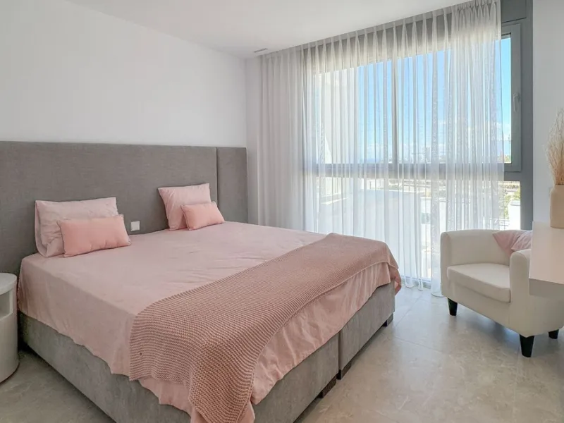 The contemporary 3-bedroom duplex penthouse with terrace and roof terrace - both with panoramic views of the mountains and the Mediterranean -  is located in one of the most sought-after locations surrounded by the fairways of the Santa Clara Golf Course 