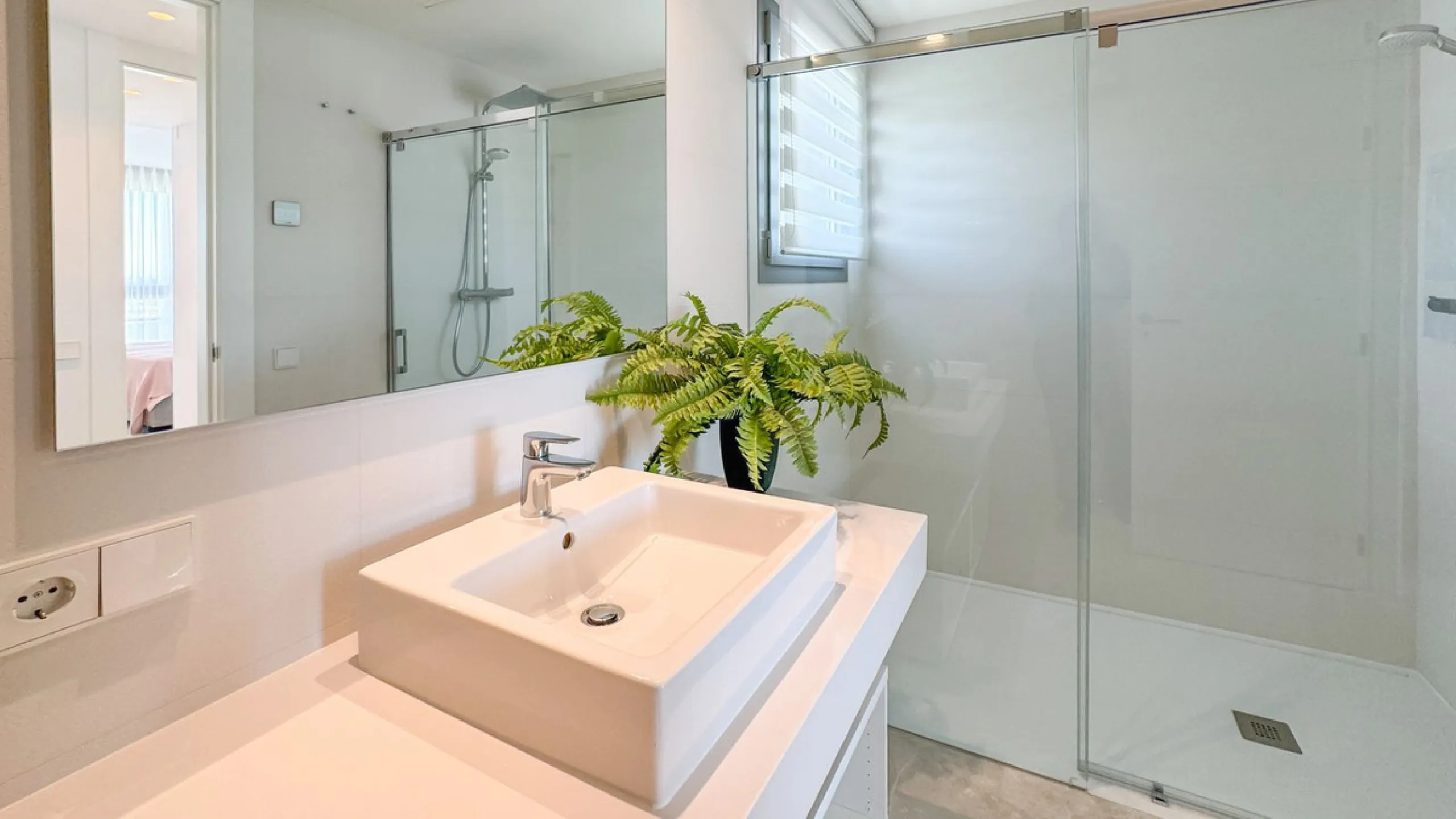 The contemporary 3-bedroom duplex penthouse with terrace and roof terrace - both with panoramic views of the mountains and the Mediterranean -  is located in one of the most sought-after locations surrounded by the fairways of the Santa Clara Golf Course 