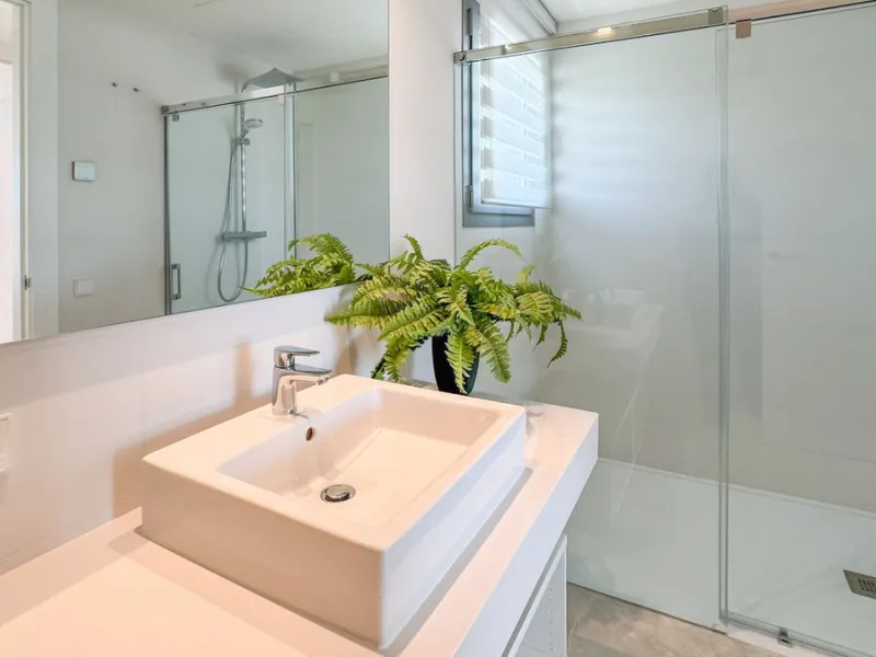 The contemporary 3-bedroom duplex penthouse with terrace and roof terrace - both with panoramic views of the mountains and the Mediterranean -  is located in one of the most sought-after locations surrounded by the fairways of the Santa Clara Golf Course 