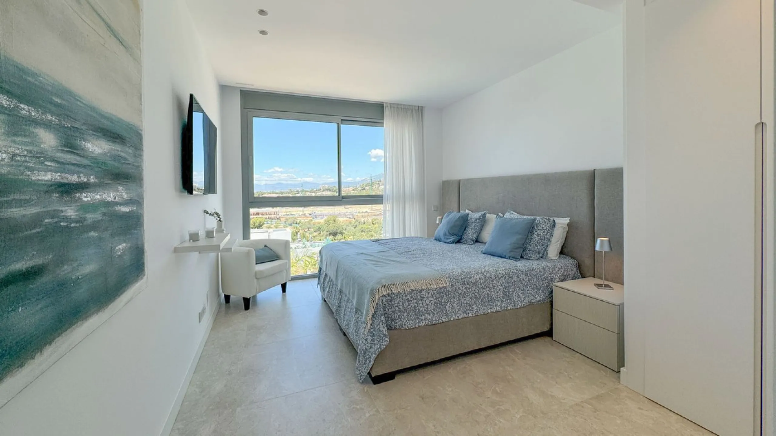 The contemporary 3-bedroom duplex penthouse with terrace and roof terrace - both with panoramic views of the mountains and the Mediterranean -  is located in one of the most sought-after locations surrounded by the fairways of the Santa Clara Golf Course 