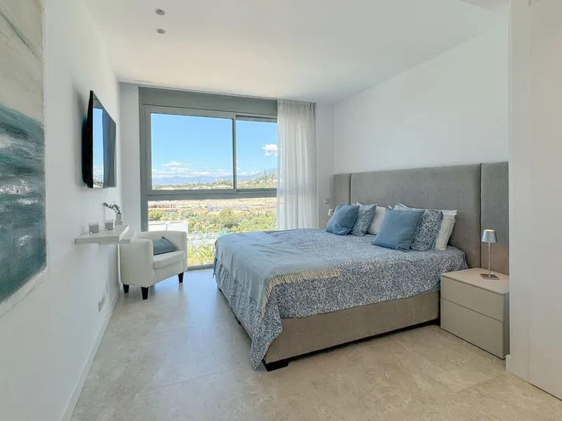 The contemporary 3-bedroom duplex penthouse with terrace and roof terrace - both with panoramic views of the mountains and the Mediterranean -  is located in one of the most sought-after locations surrounded by the fairways of the Santa Clara Golf Course 