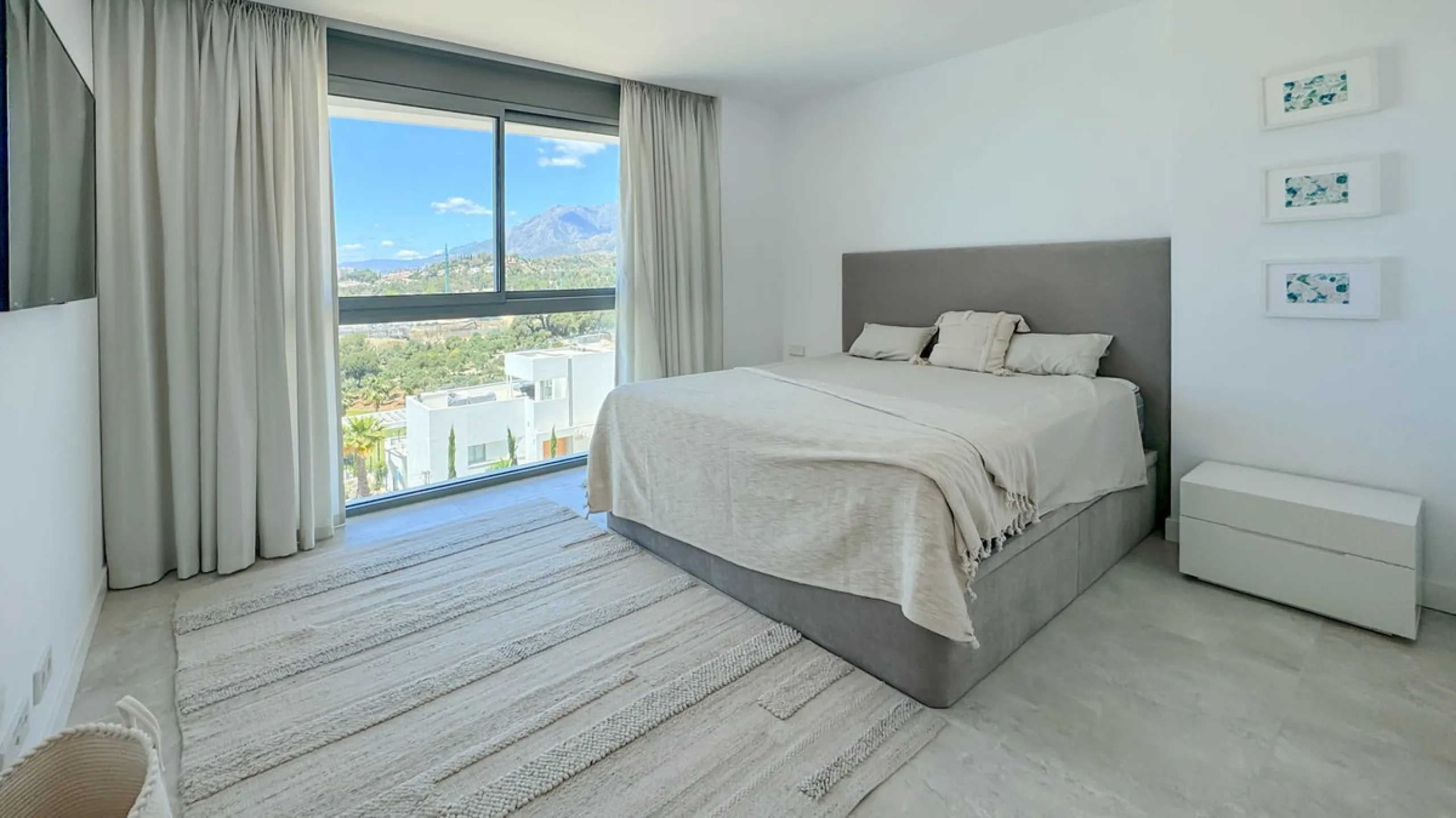 The contemporary 3-bedroom duplex penthouse with terrace and roof terrace - both with panoramic views of the mountains and the Mediterranean -  is located in one of the most sought-after locations surrounded by the fairways of the Santa Clara Golf Course 