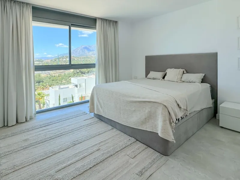 The contemporary 3-bedroom duplex penthouse with terrace and roof terrace - both with panoramic views of the mountains and the Mediterranean -  is located in one of the most sought-after locations surrounded by the fairways of the Santa Clara Golf Course 