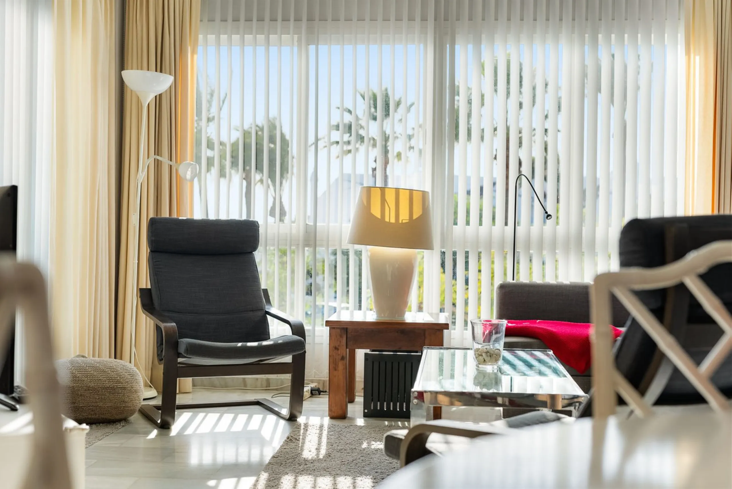 South-facing two-bedroom apartment located in the popular Jardines de Calahonda community.