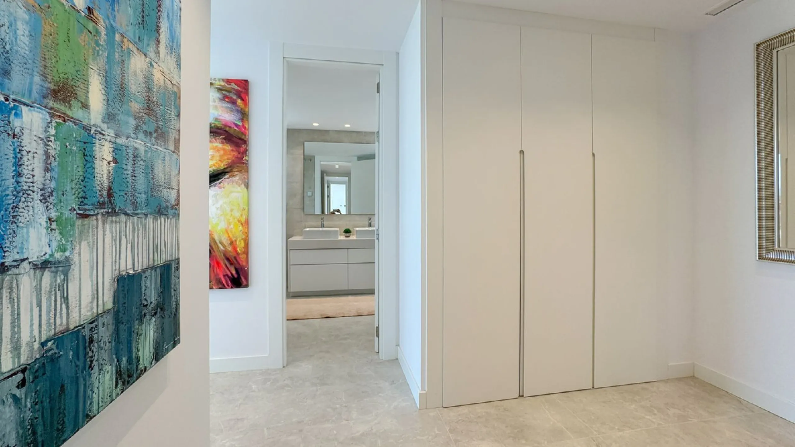 The contemporary 3-bedroom duplex penthouse with terrace and roof terrace - both with panoramic views of the mountains and the Mediterranean -  is located in one of the most sought-after locations surrounded by the fairways of the Santa Clara Golf Course 