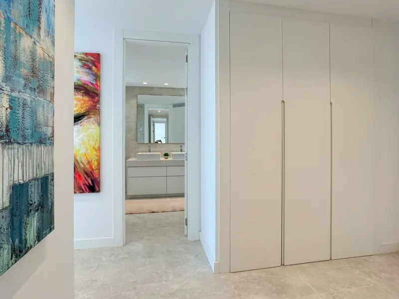 The contemporary 3-bedroom duplex penthouse with terrace and roof terrace - both with panoramic views of the mountains and the Mediterranean -  is located in one of the most sought-after locations surrounded by the fairways of the Santa Clara Golf Course 