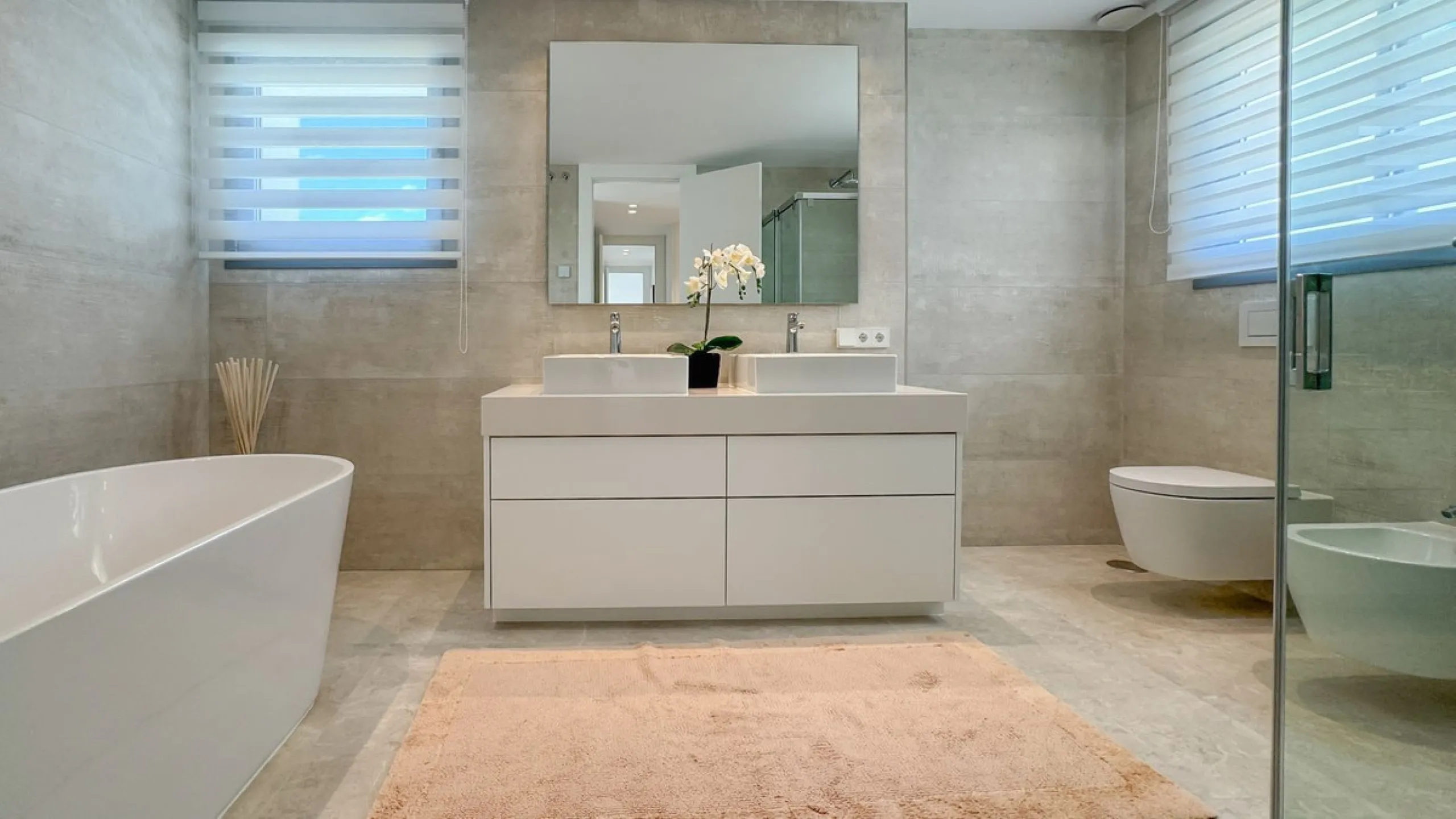 The contemporary 3-bedroom duplex penthouse with terrace and roof terrace - both with panoramic views of the mountains and the Mediterranean -  is located in one of the most sought-after locations surrounded by the fairways of the Santa Clara Golf Course 
