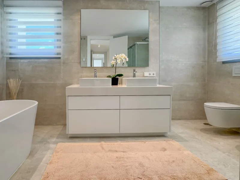 The contemporary 3-bedroom duplex penthouse with terrace and roof terrace - both with panoramic views of the mountains and the Mediterranean -  is located in one of the most sought-after locations surrounded by the fairways of the Santa Clara Golf Course 