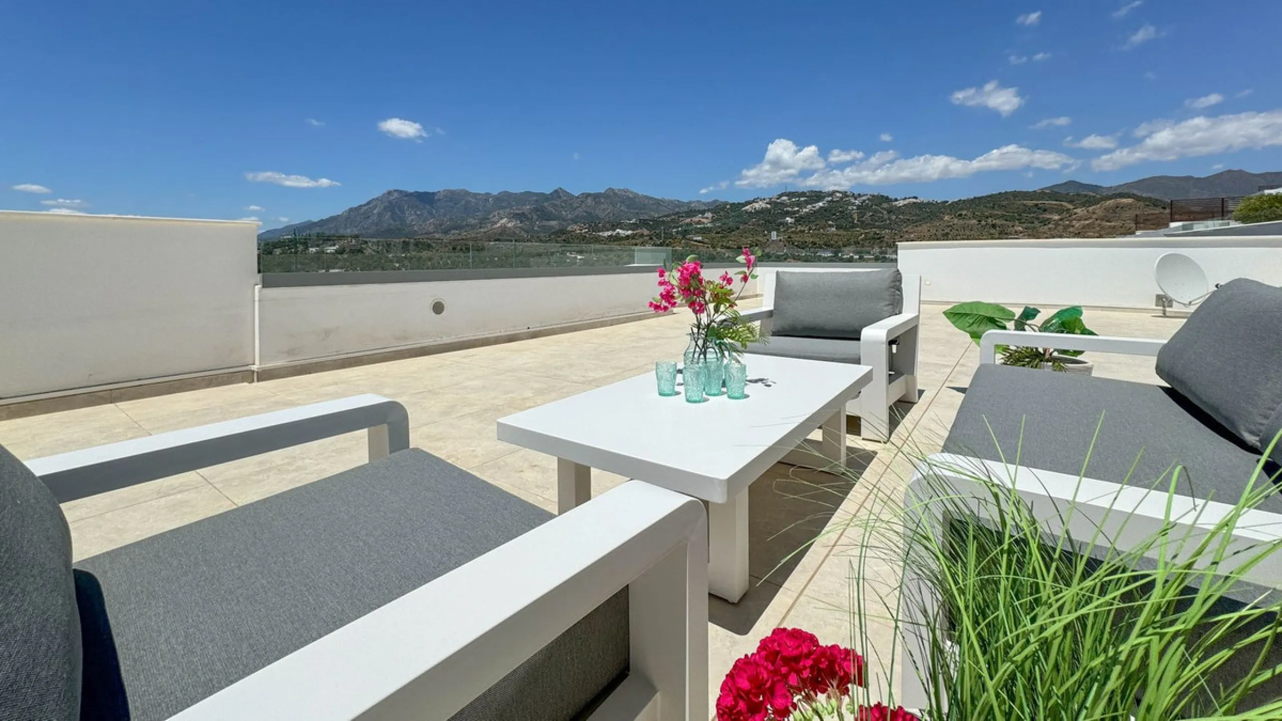 The contemporary 3-bedroom duplex penthouse with terrace and roof terrace - both with panoramic views of the mountains and the Mediterranean -  is located in one of the most sought-after locations surrounded by the fairways of the Santa Clara Golf Course 