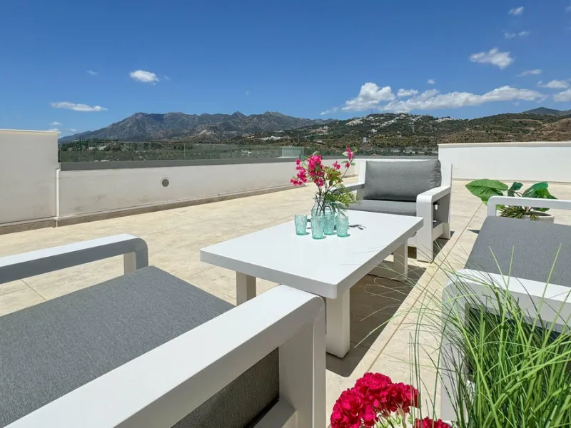 The contemporary 3-bedroom duplex penthouse with terrace and roof terrace - both with panoramic views of the mountains and the Mediterranean -  is located in one of the most sought-after locations surrounded by the fairways of the Santa Clara Golf Course 