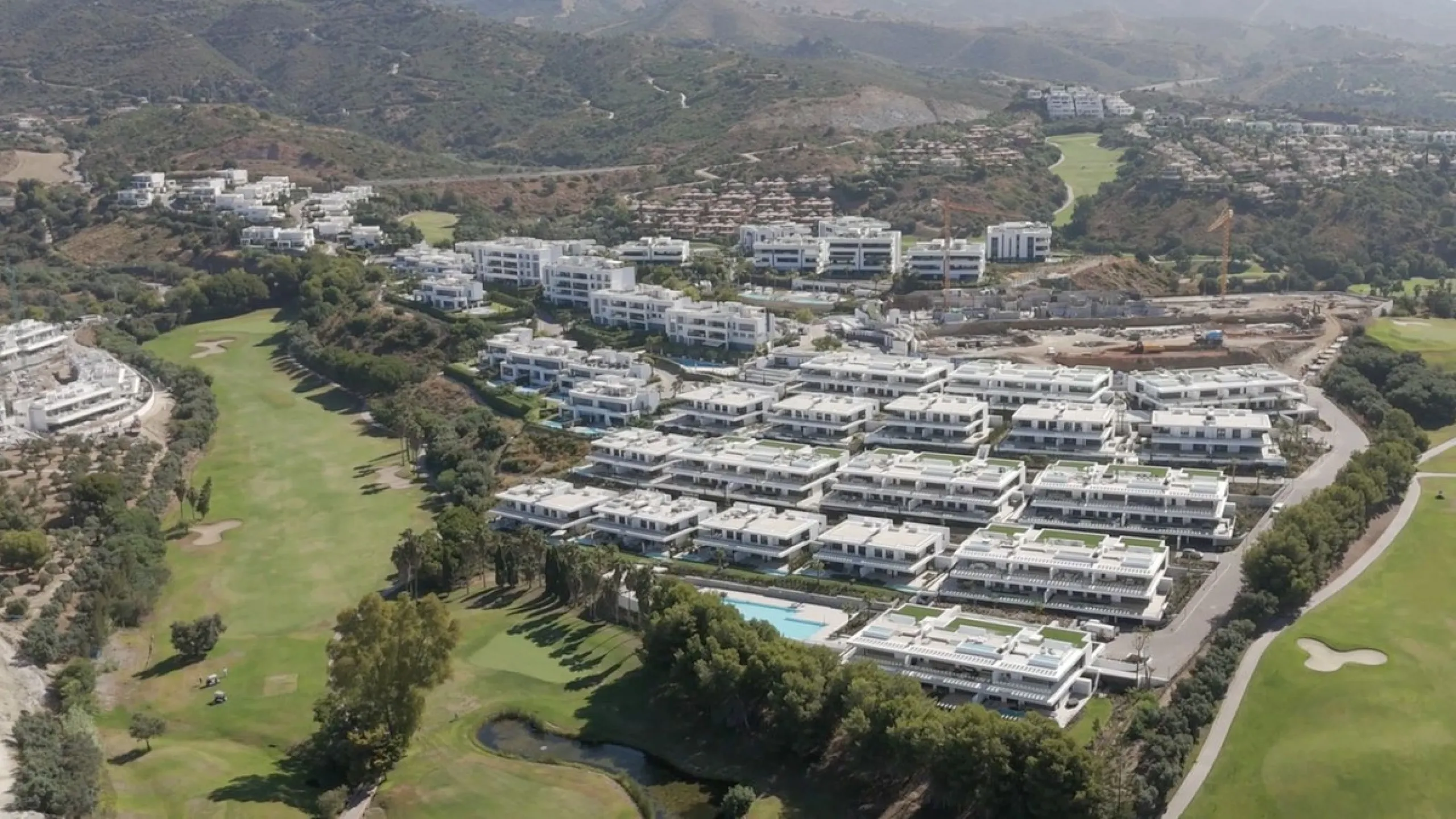 The contemporary 3-bedroom duplex penthouse with terrace and roof terrace - both with panoramic views of the mountains and the Mediterranean -  is located in one of the most sought-after locations surrounded by the fairways of the Santa Clara Golf Course 