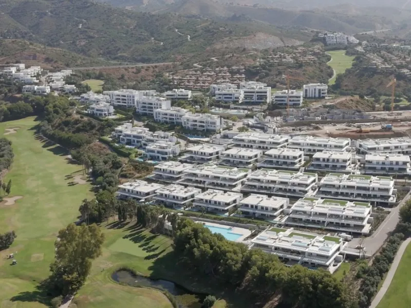 The contemporary 3-bedroom duplex penthouse with terrace and roof terrace - both with panoramic views of the mountains and the Mediterranean -  is located in one of the most sought-after locations surrounded by the fairways of the Santa Clara Golf Course 