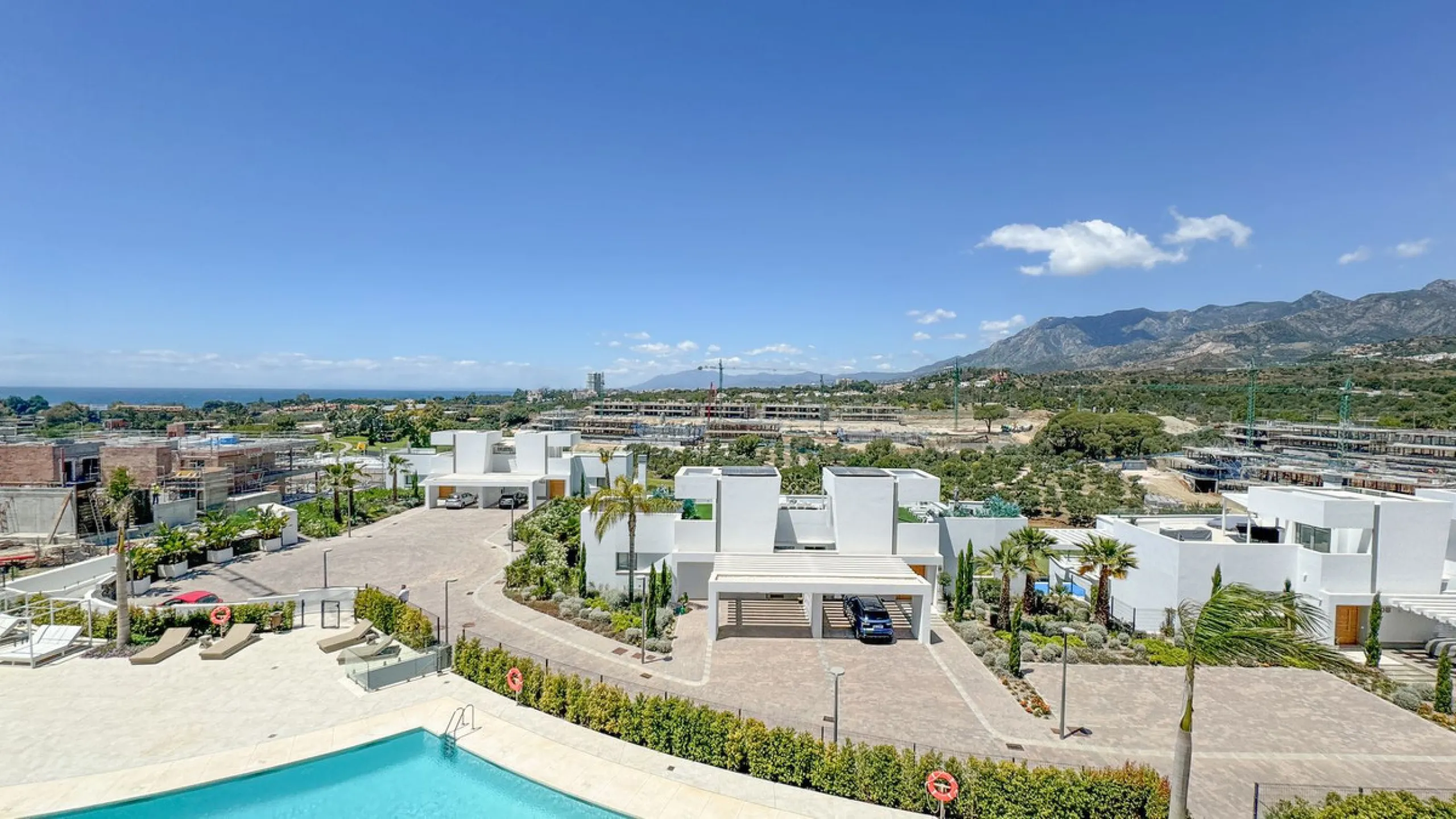 The contemporary 3-bedroom duplex penthouse with terrace and roof terrace - both with panoramic views of the mountains and the Mediterranean -  is located in one of the most sought-after locations surrounded by the fairways of the Santa Clara Golf Course 