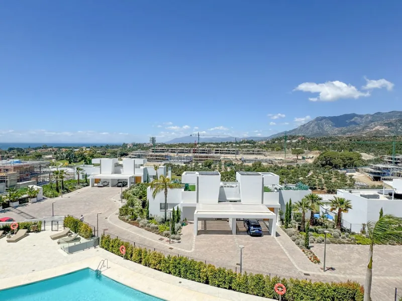 The contemporary 3-bedroom duplex penthouse with terrace and roof terrace - both with panoramic views of the mountains and the Mediterranean -  is located in one of the most sought-after locations surrounded by the fairways of the Santa Clara Golf Course 