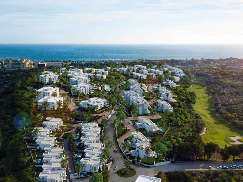 The contemporary 3-bedroom duplex penthouse with terrace and roof terrace - both with panoramic views of the mountains and the Mediterranean -  is located in one of the most sought-after locations surrounded by the fairways of the Santa Clara Golf Course 