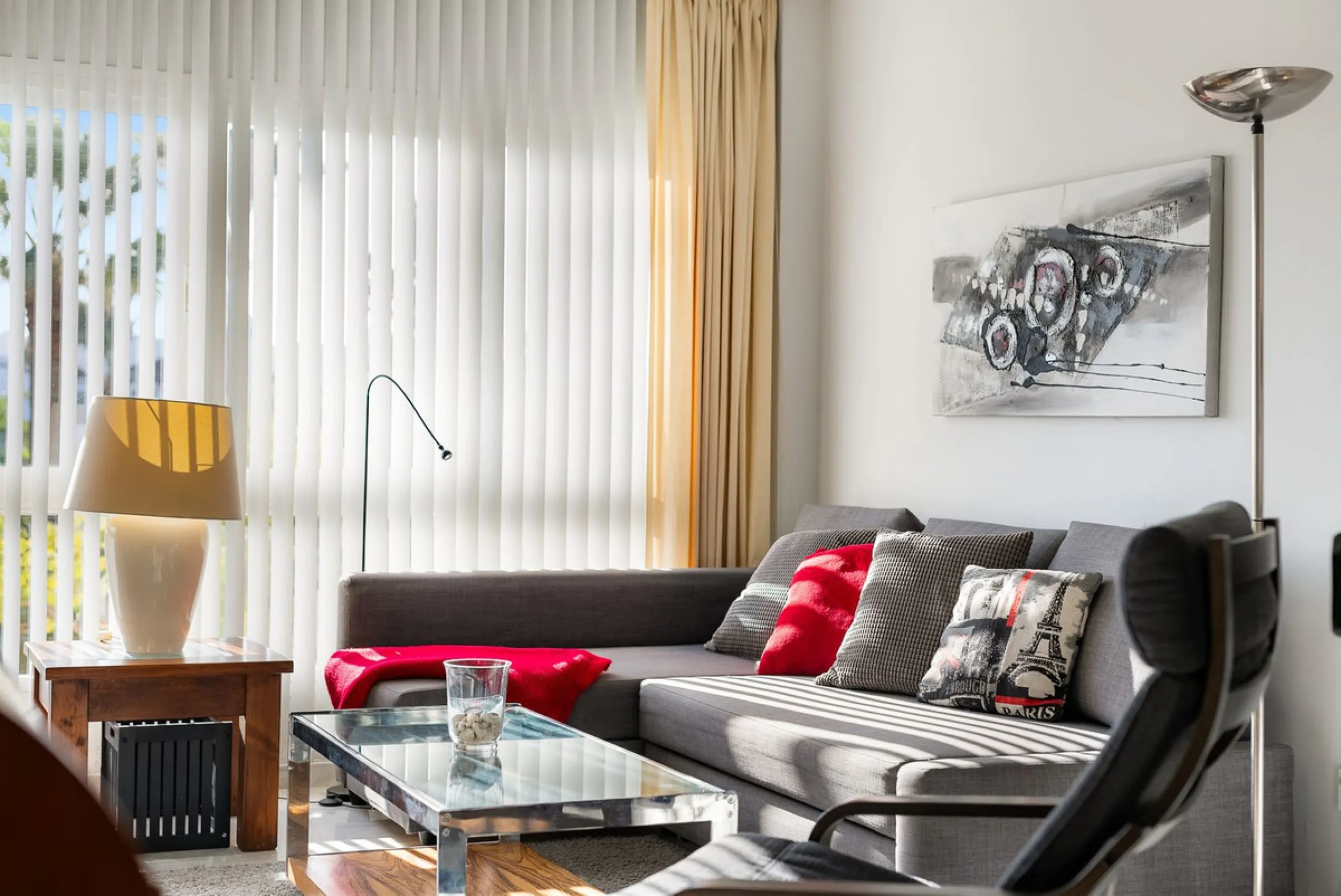 South-facing two-bedroom apartment located in the popular Jardines de Calahonda community.