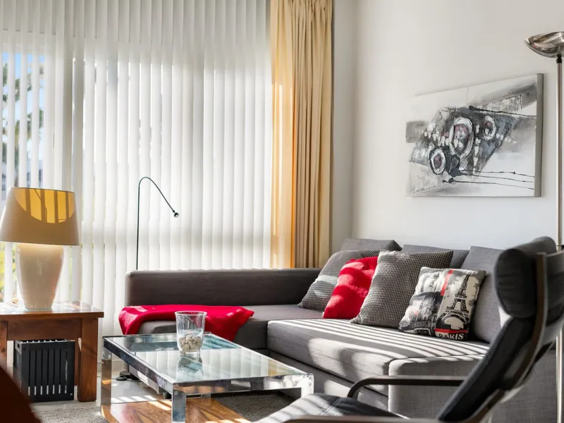 South-facing two-bedroom apartment located in the popular Jardines de Calahonda community.