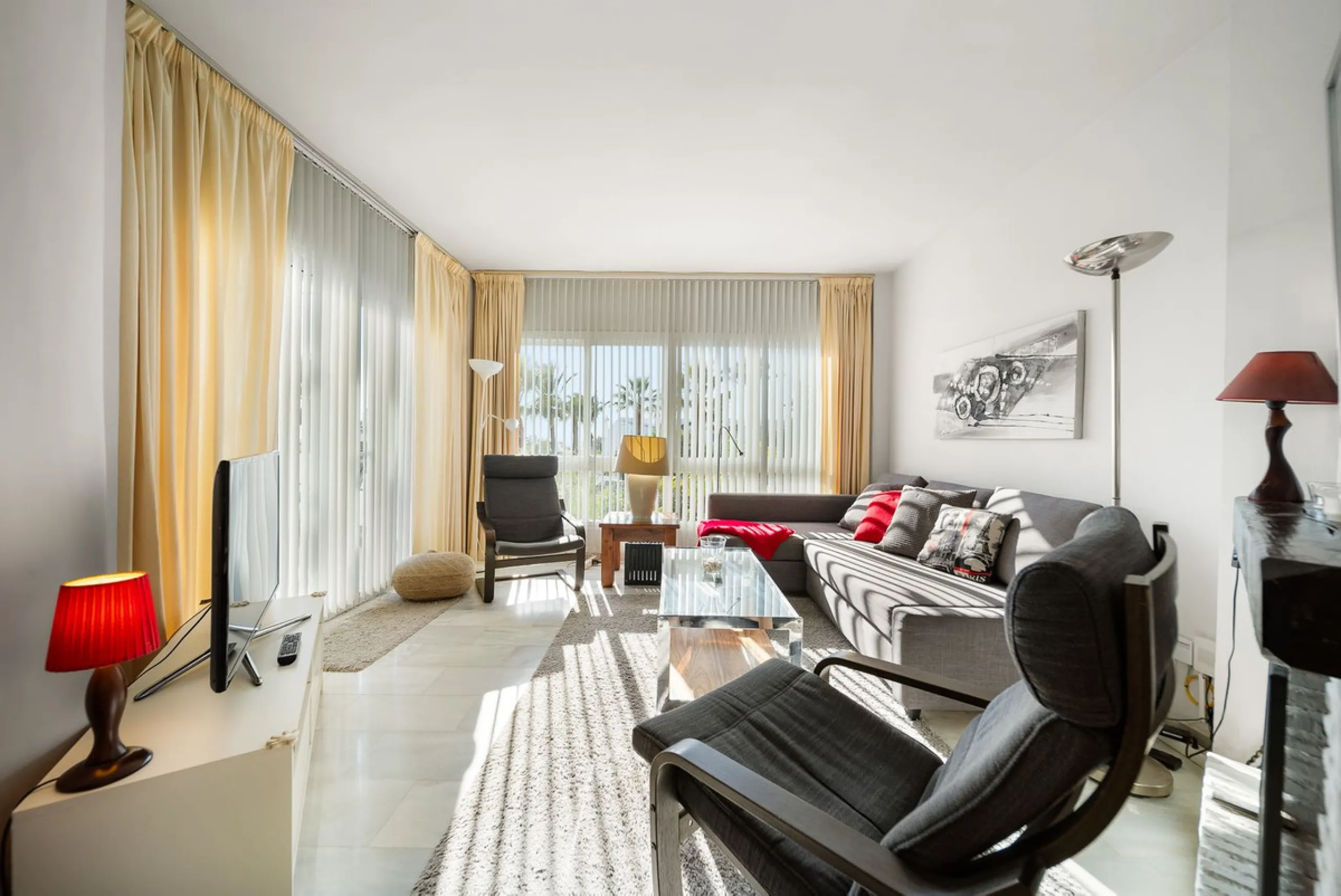 South-facing two-bedroom apartment located in the popular Jardines de Calahonda community.