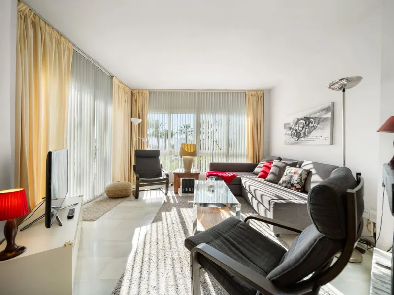 South-facing two-bedroom apartment located in the popular Jardines de Calahonda community.