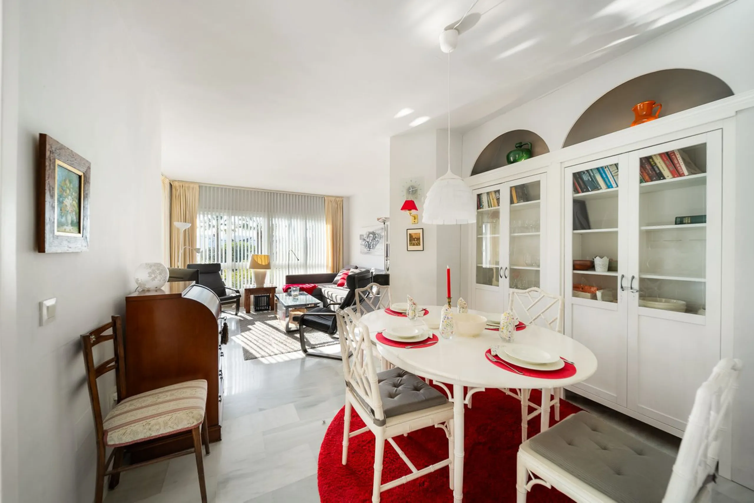 South-facing two-bedroom apartment located in the popular Jardines de Calahonda community.
