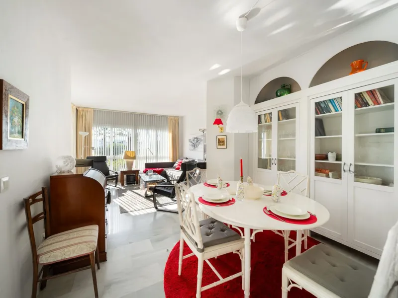 South-facing two-bedroom apartment located in the popular Jardines de Calahonda community.