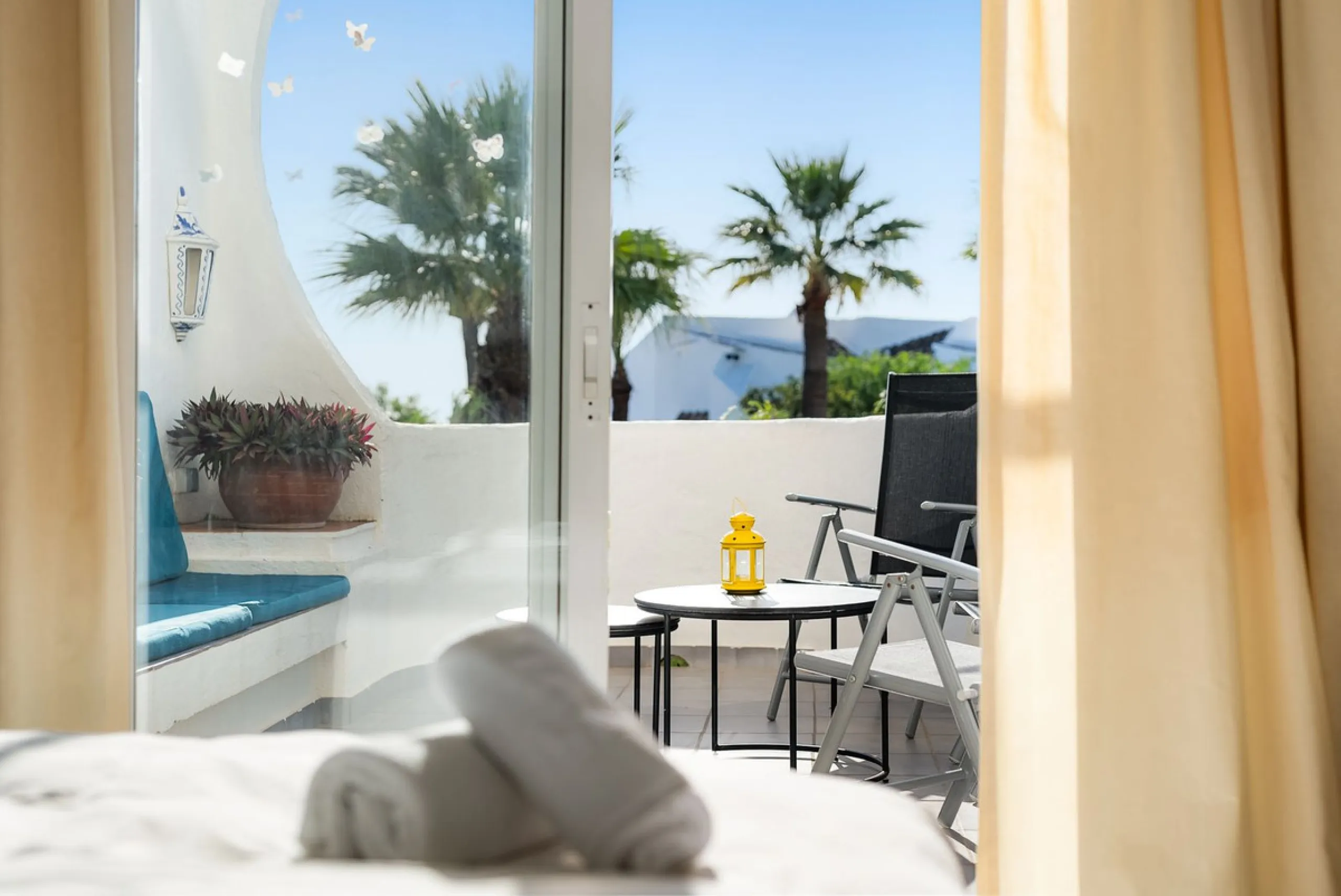 South-facing two-bedroom apartment located in the popular Jardines de Calahonda community.