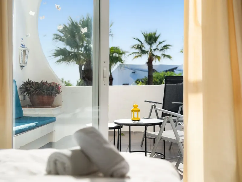 South-facing two-bedroom apartment located in the popular Jardines de Calahonda community.