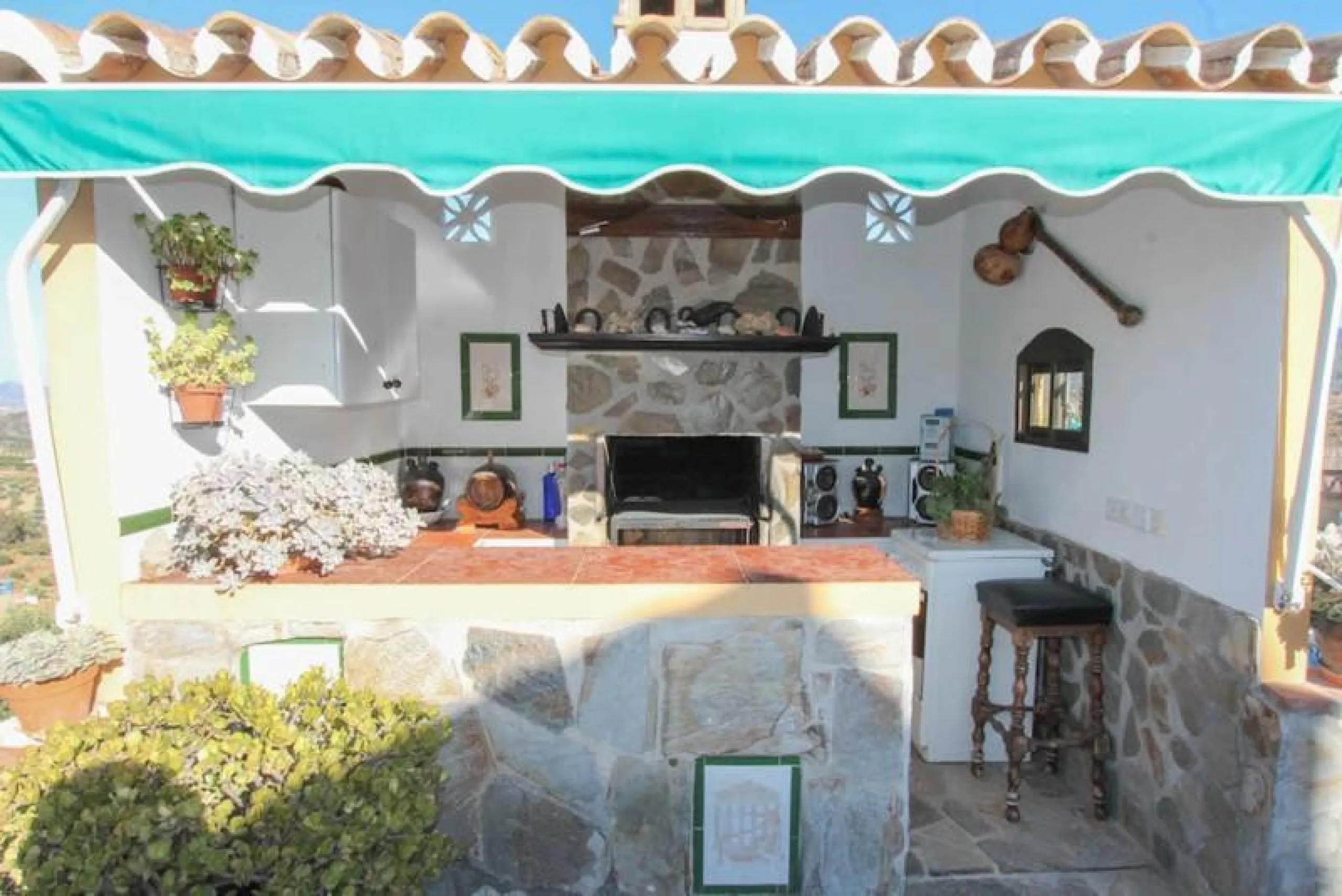 COUNTRY HOUSE