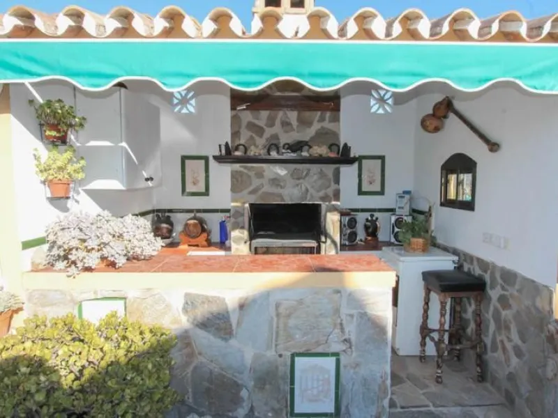 COUNTRY HOUSE