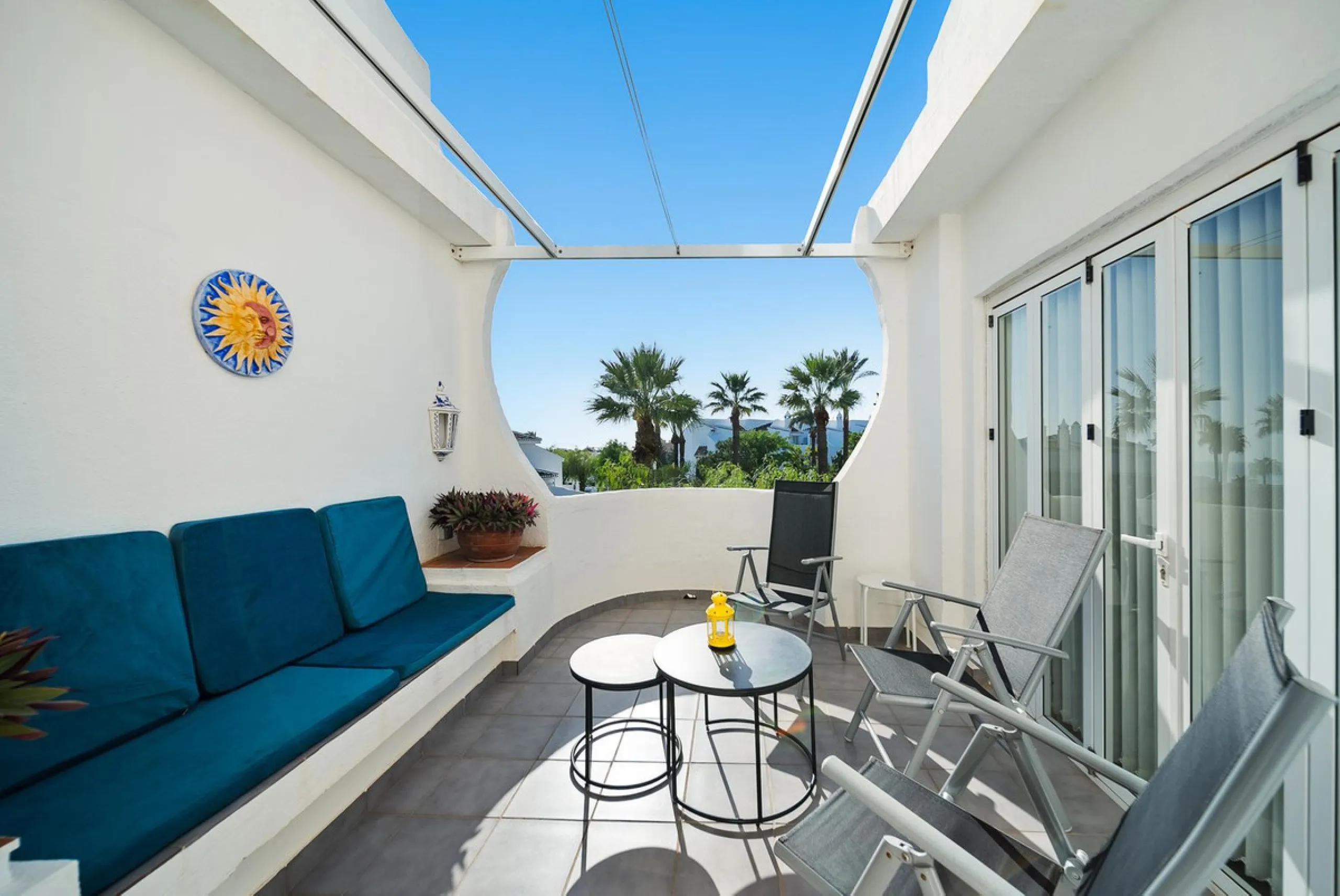 South-facing two-bedroom apartment located in the popular Jardines de Calahonda community.