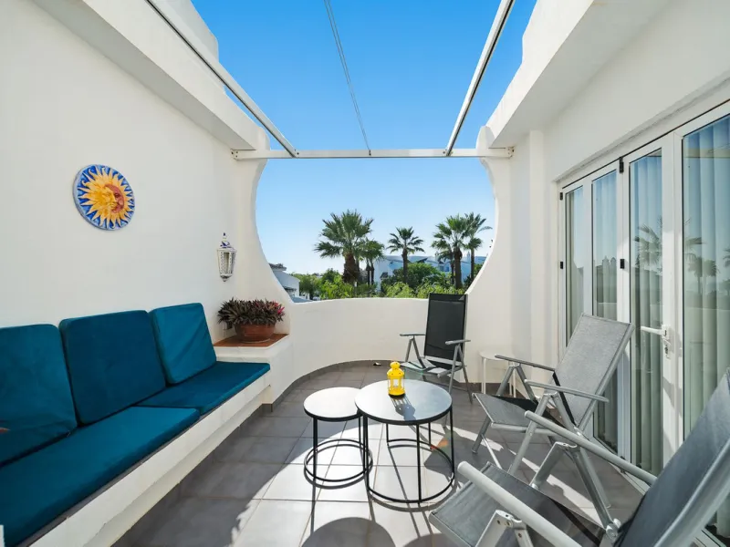 South-facing two-bedroom apartment located in the popular Jardines de Calahonda community.