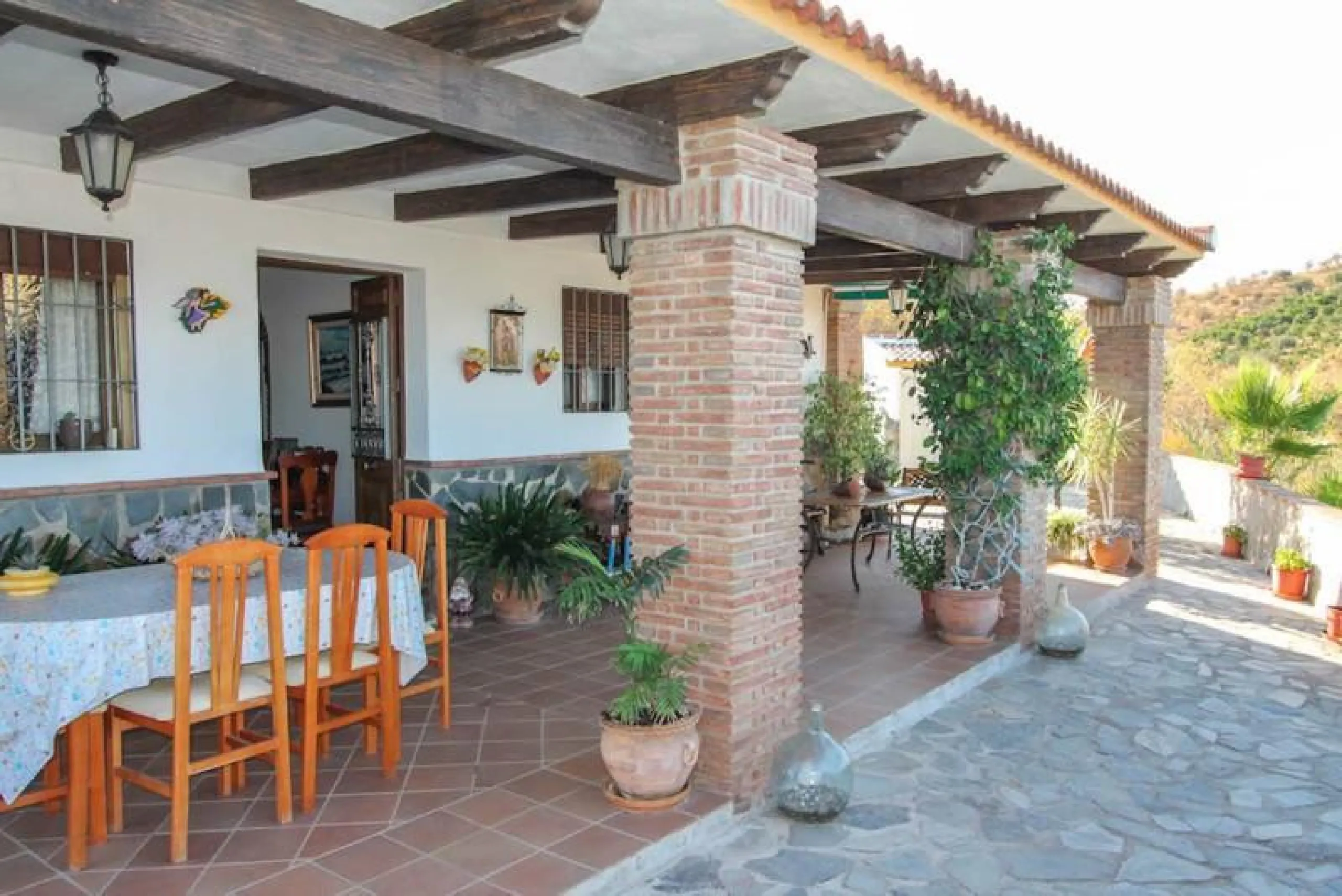 COUNTRY HOUSE