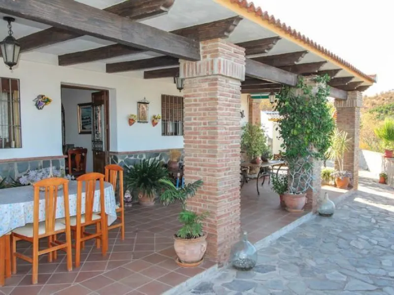 COUNTRY HOUSE