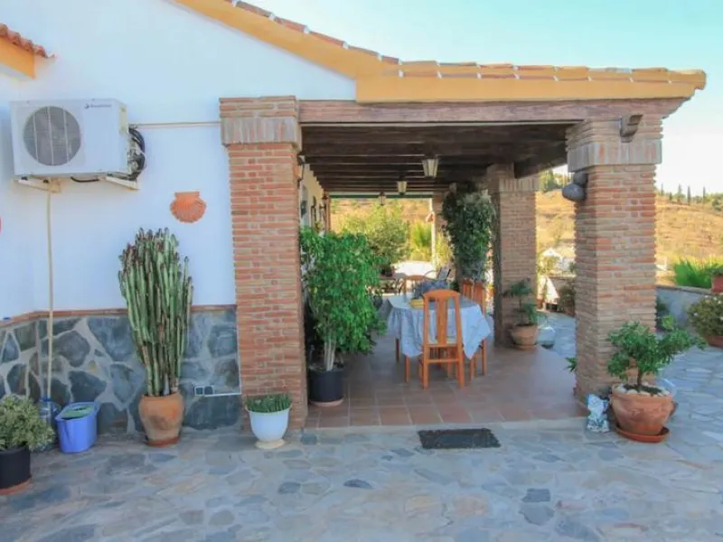 COUNTRY HOUSE