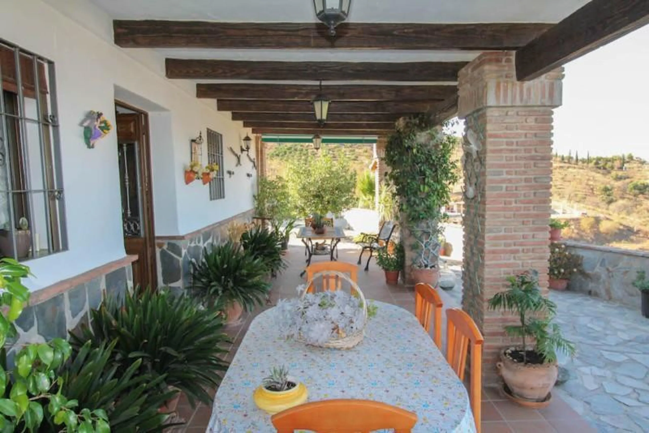 COUNTRY HOUSE