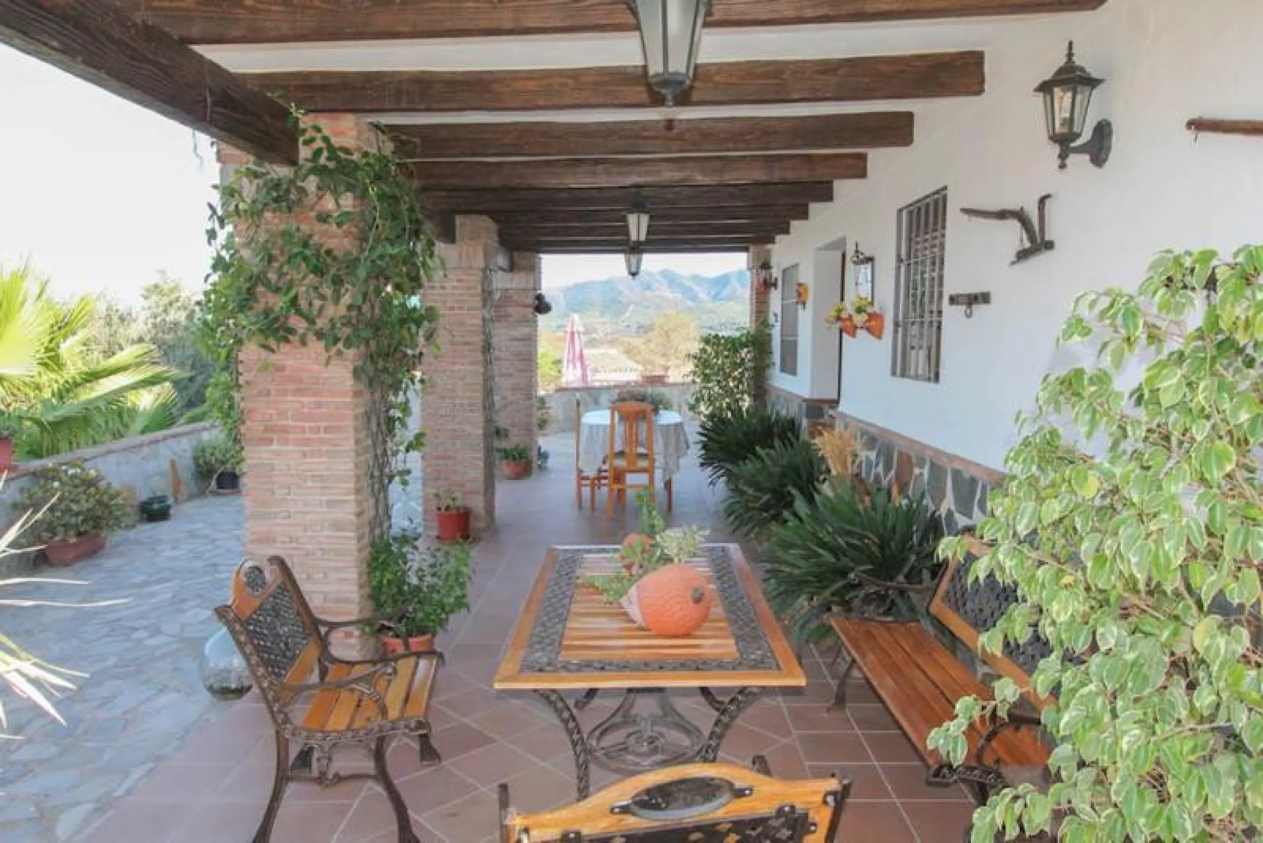 COUNTRY HOUSE