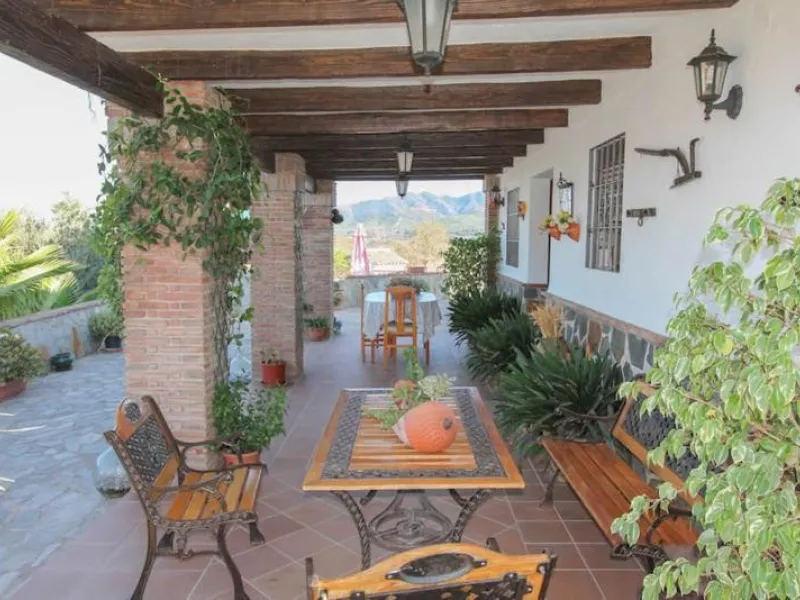 COUNTRY HOUSE
