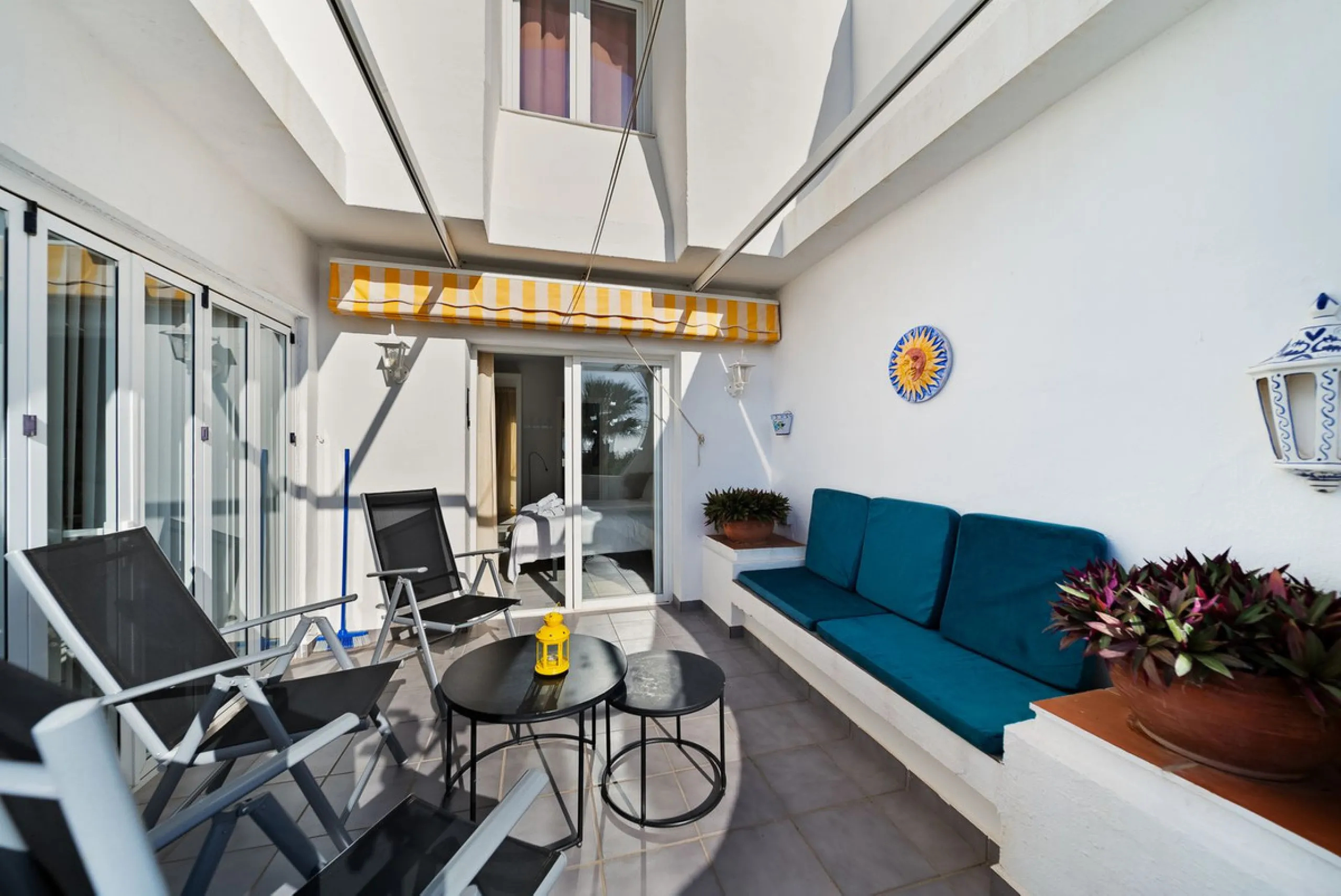 South-facing two-bedroom apartment located in the popular Jardines de Calahonda community.