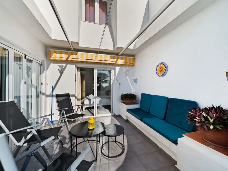 South-facing two-bedroom apartment located in the popular Jardines de Calahonda community.