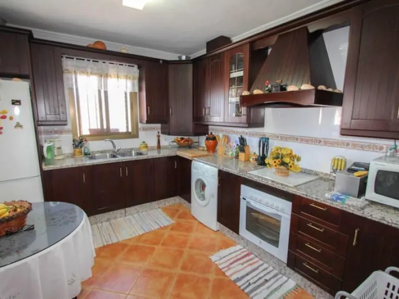 COUNTRY HOUSE